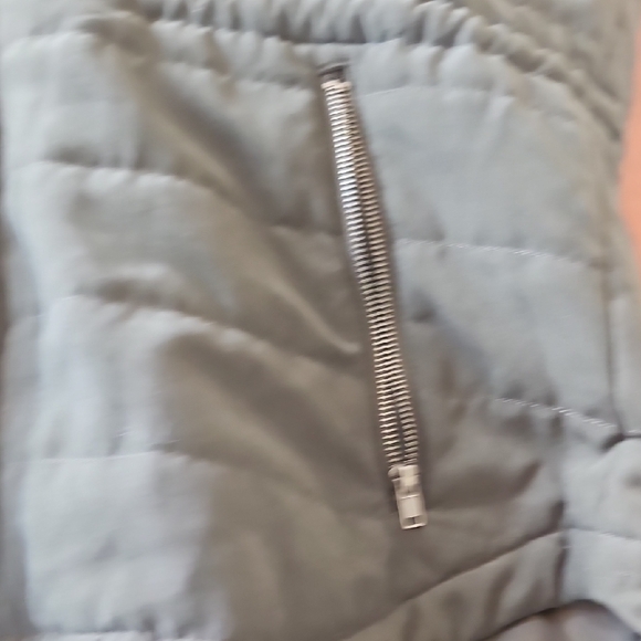 Women's Green Quilted Vest with Faux Fur Trim - Picture 5 of 6